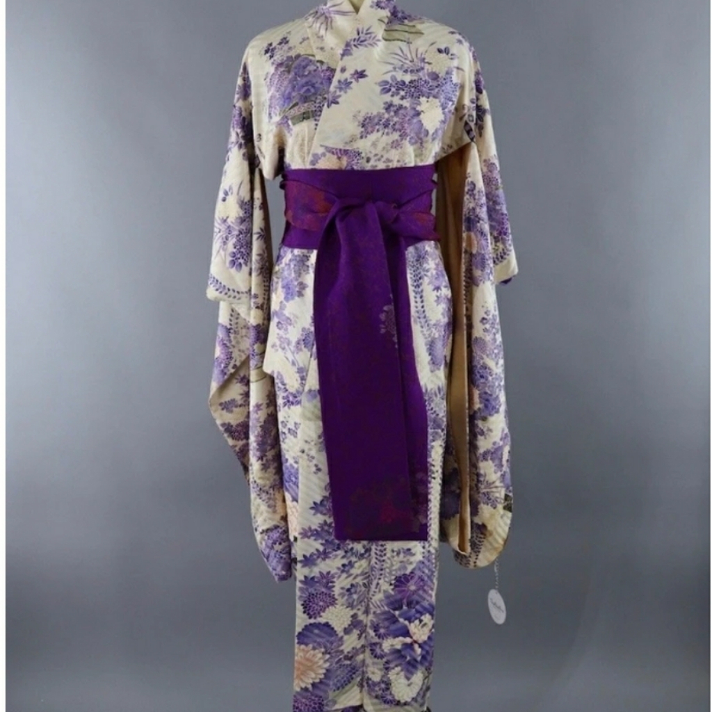 Vintage Silk Kimono Robe / White & Purple Floral